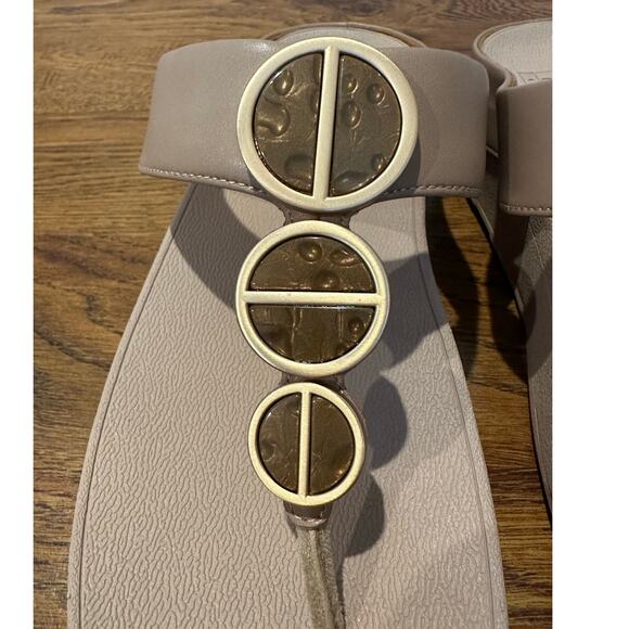 FitFlop Women's Halo Beaded Circle Leather Toe Post Sandals Beige Size 9 NWT - Picture 10 of 10